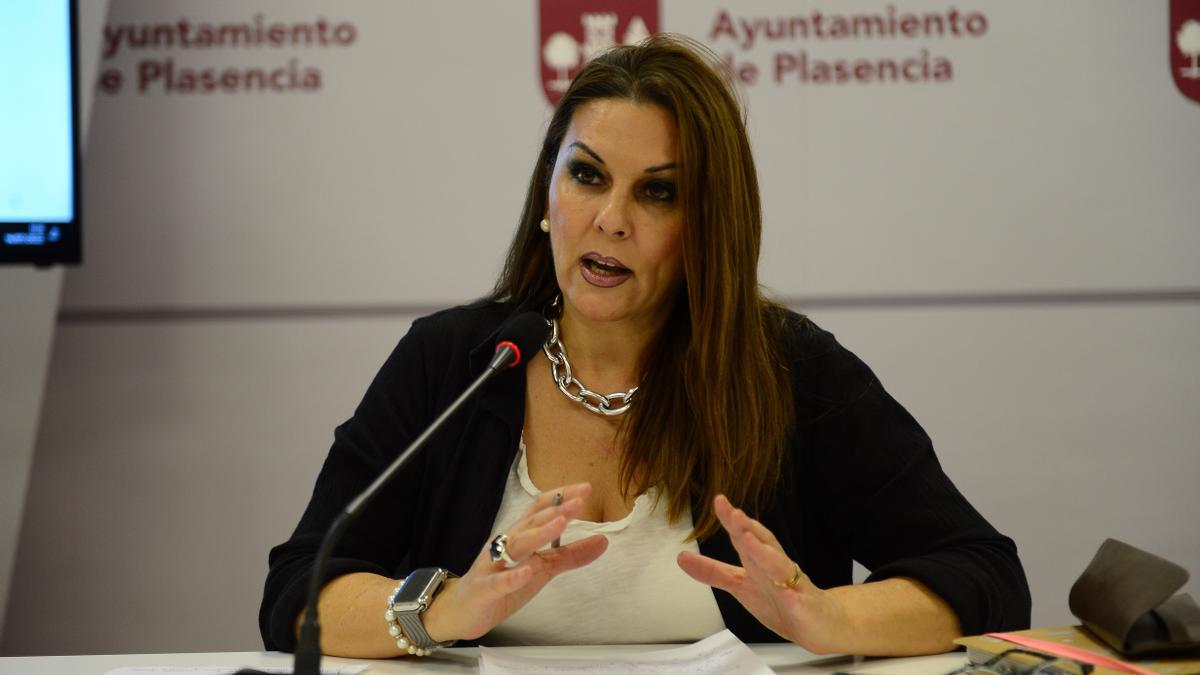 La concejala Mayte Díaz explica las novedades de la ludoteca en Plasencia