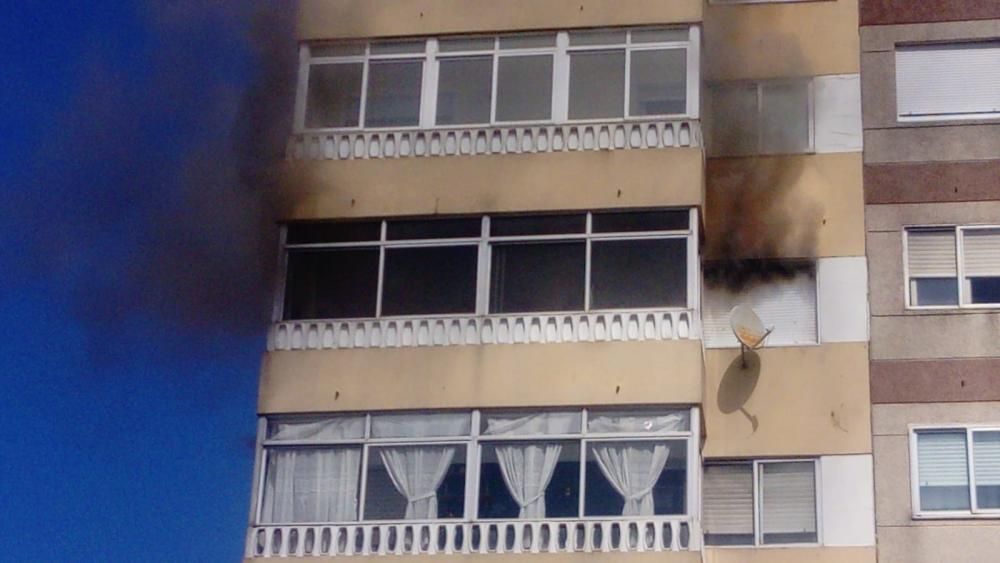 Huyen de su piso en llamas en Vigo gracias al andamio de unas obras