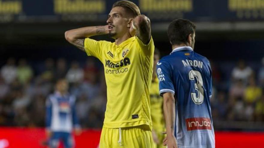 Samu Castillejo, uno de los mejores del Villarreal ayer, se lamenta después de marrar una ocasión.