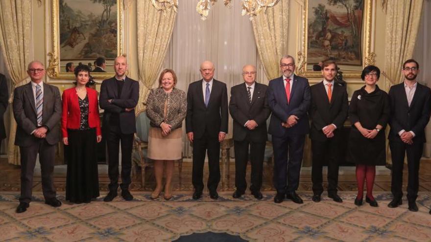 María Moreno, tercera por la izquierda, y Chantal Ferrer, tercera por la derecha, junto al resto de premiados y autoridades.