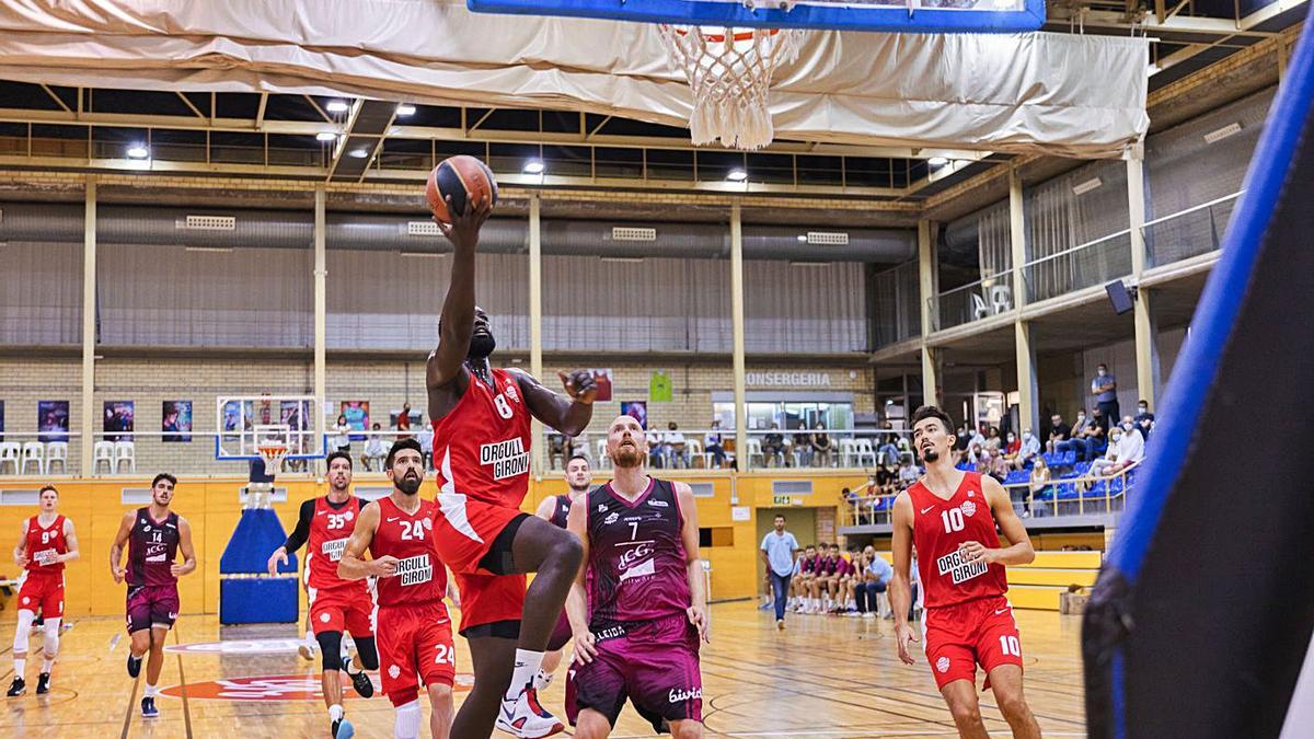 Karamo Jawara penetra a cistella durant el partit d’ahir a Platja d’Aro