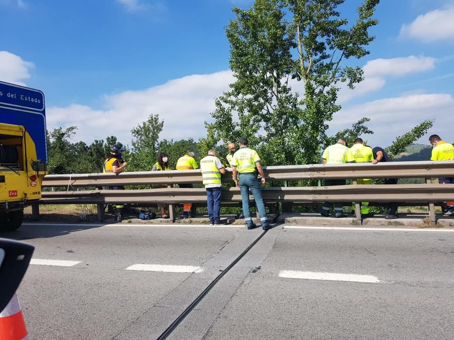 Una joven cae por el viaducto de Somonte, desorientada, tras tener un accidente con el coche