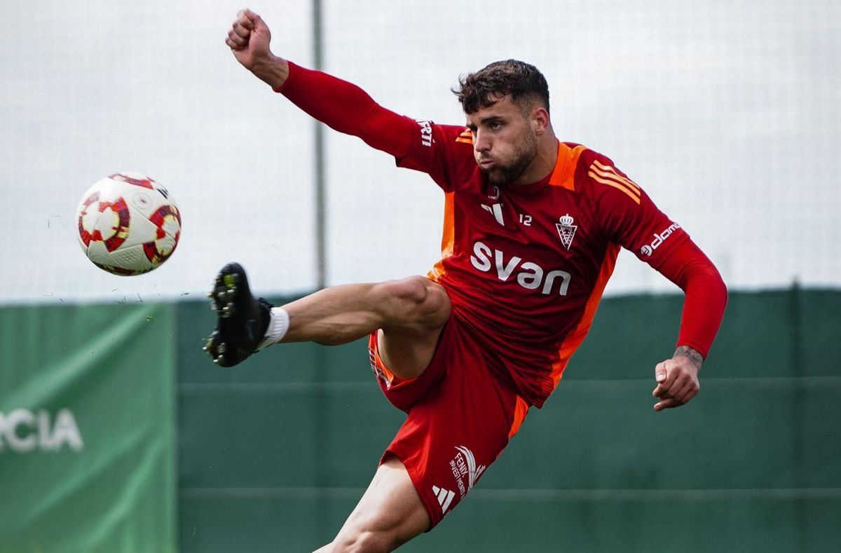 Raúl Alcaina, delantero del Real Murcia, durante una sesión de entrenamiento. | REAL MURCIA