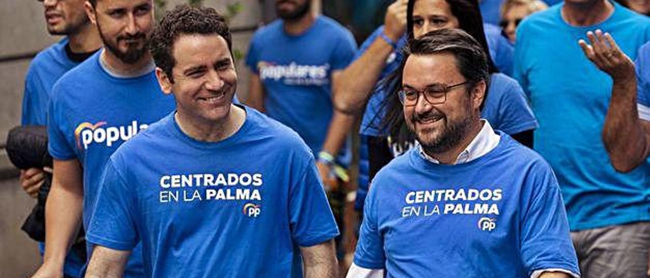 Teodoro García Egea y Asier Antona, en primera línea, durante un acto de campaña en La Palma.