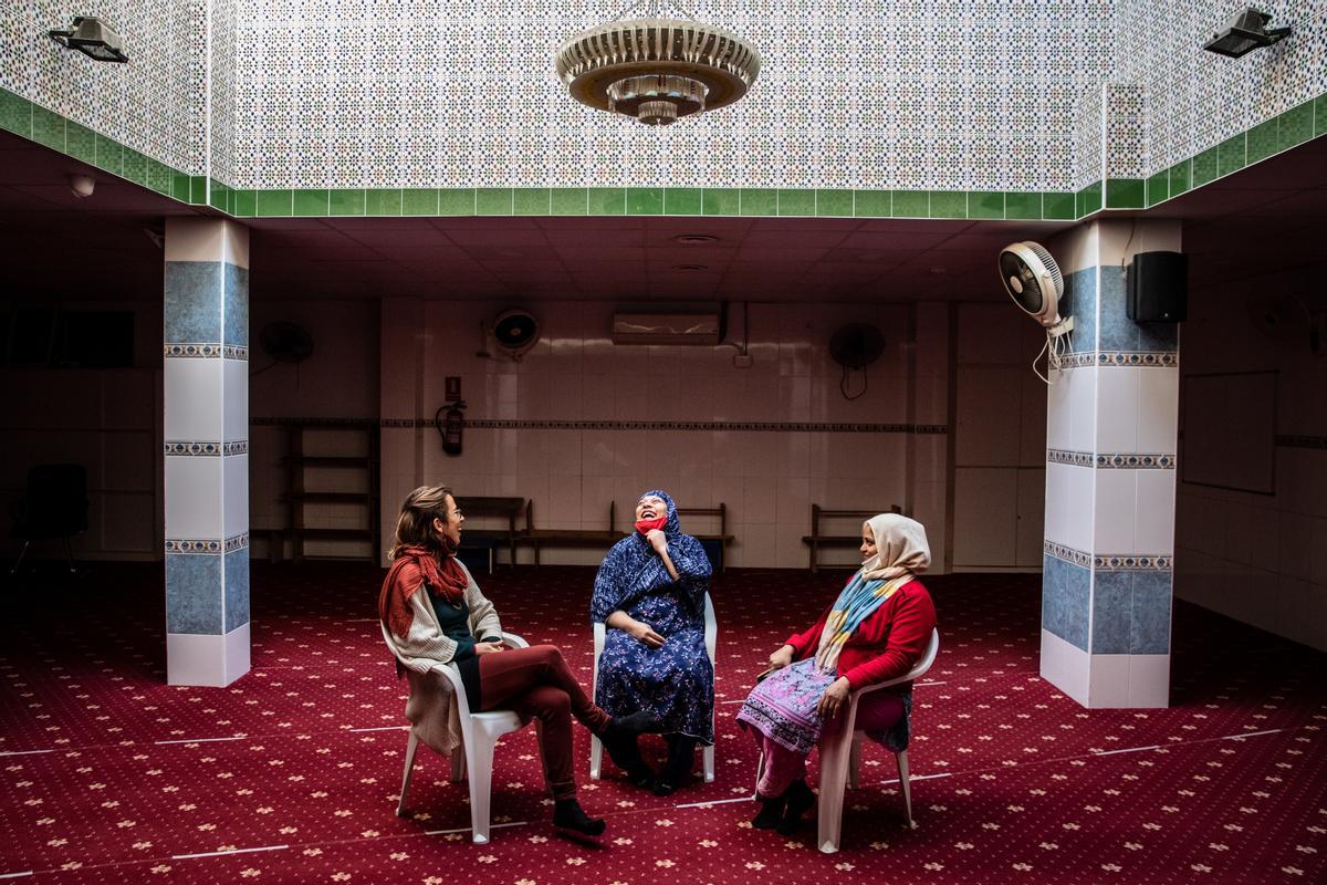 Ponts a l’Hospitalet entre sanitaris i la comunitat pakistanesa