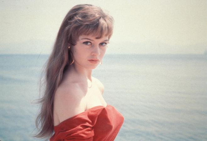 La actriz, Brigitte Bardot, con escote ‘off the shoulders’