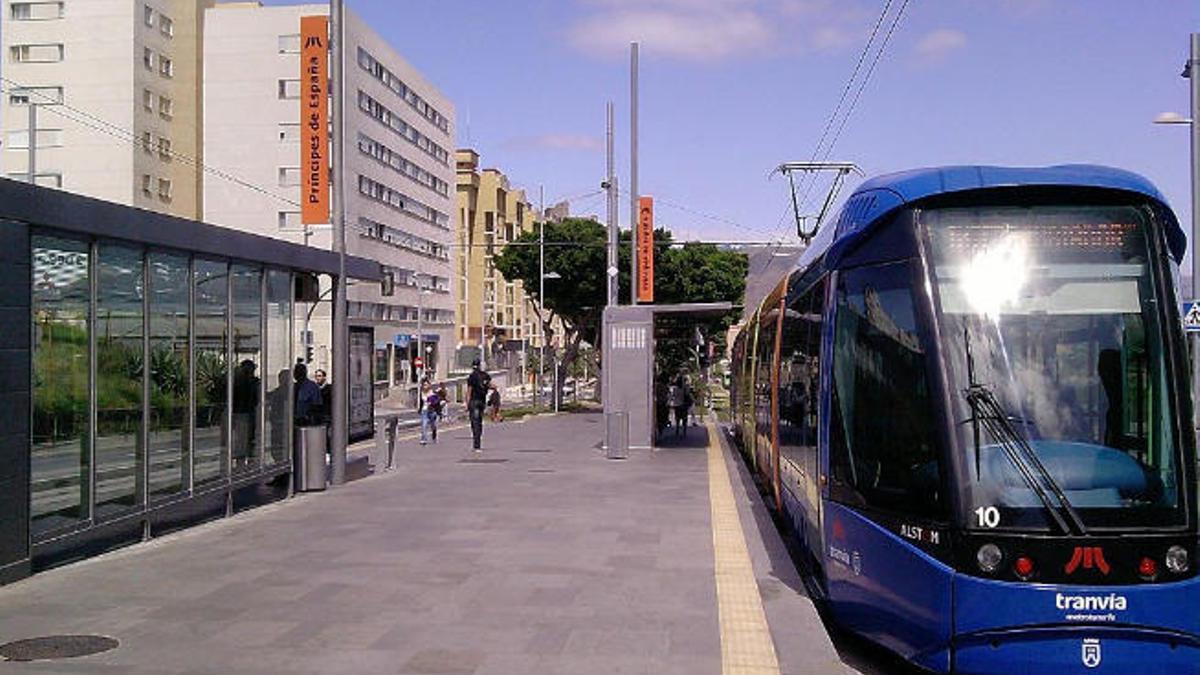 Parada del tanvía en Avenida Príncipes de España.