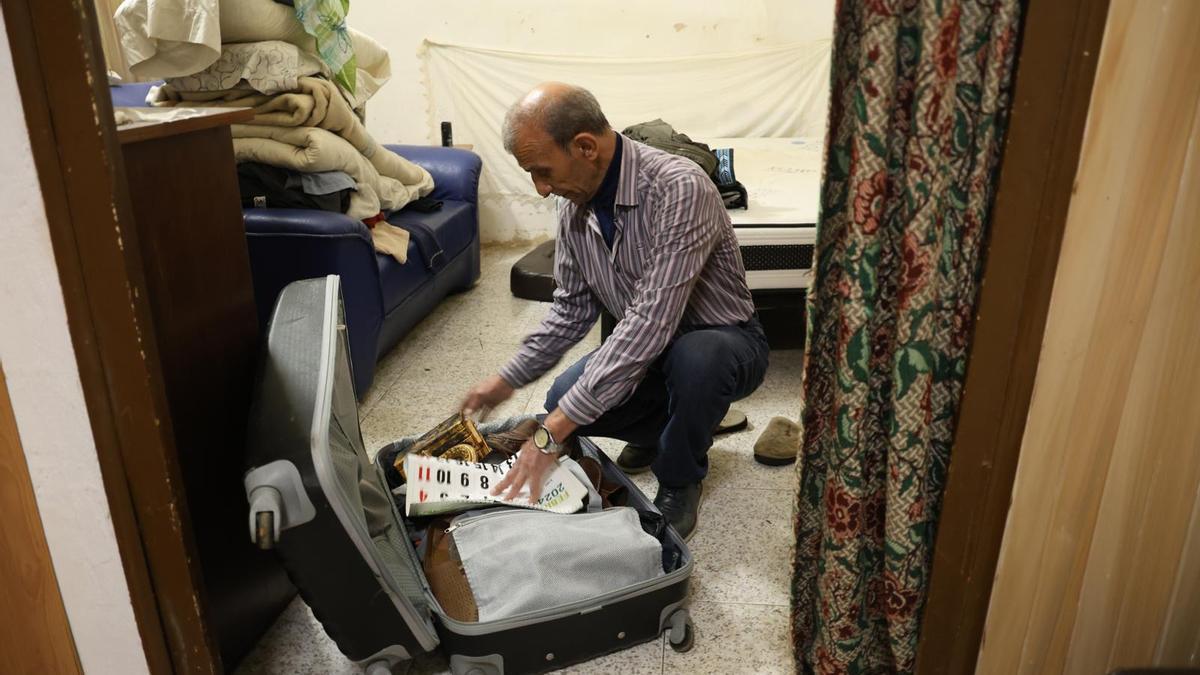 Ali Hassine guarda en una maleta sus pertenencias.