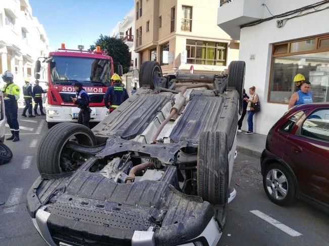 Vuelco en la calle Góngora de Arrecife