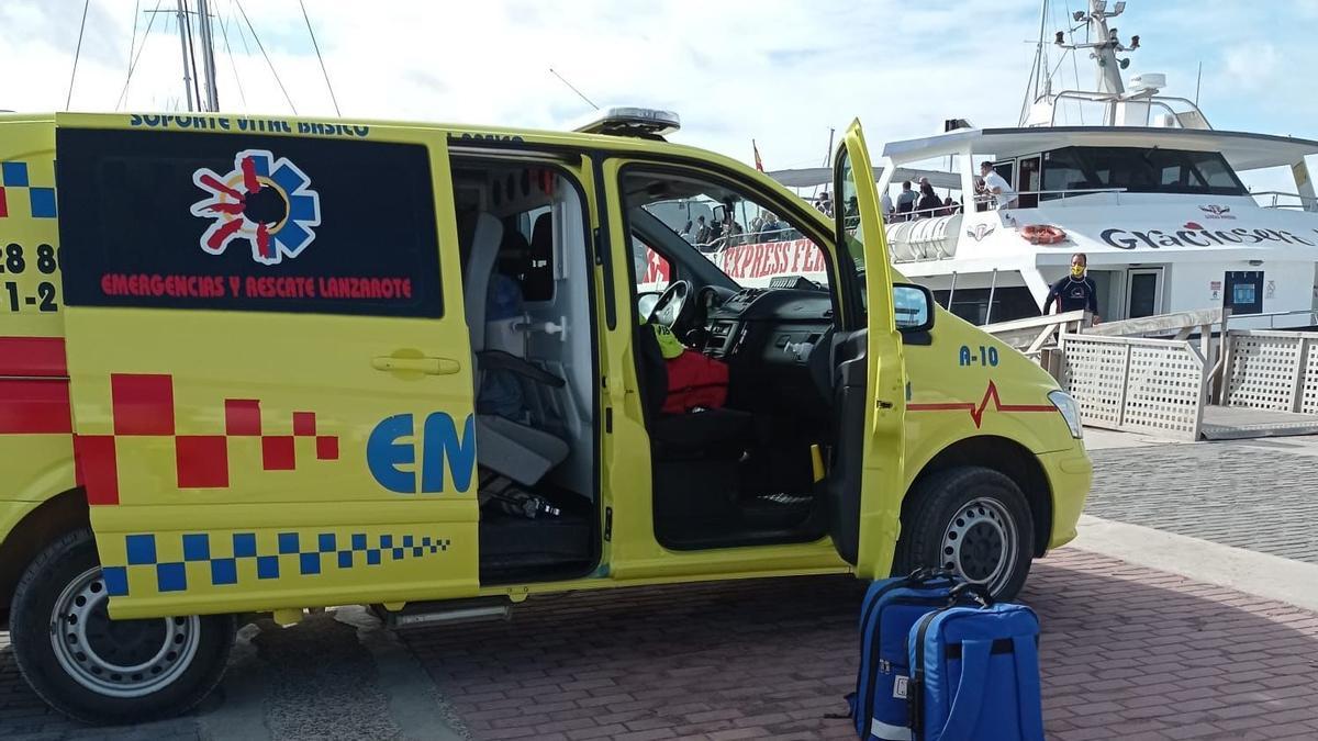 Ambulancia de Emerlan donde se trasladó al buceador hasta el muelle de La Graciosa.