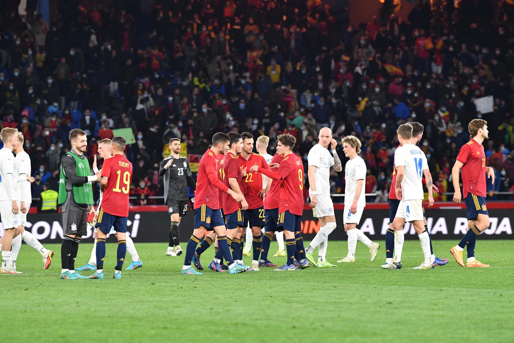 España golea a Islandia (5-0) en A Coruña con Riazor repleto