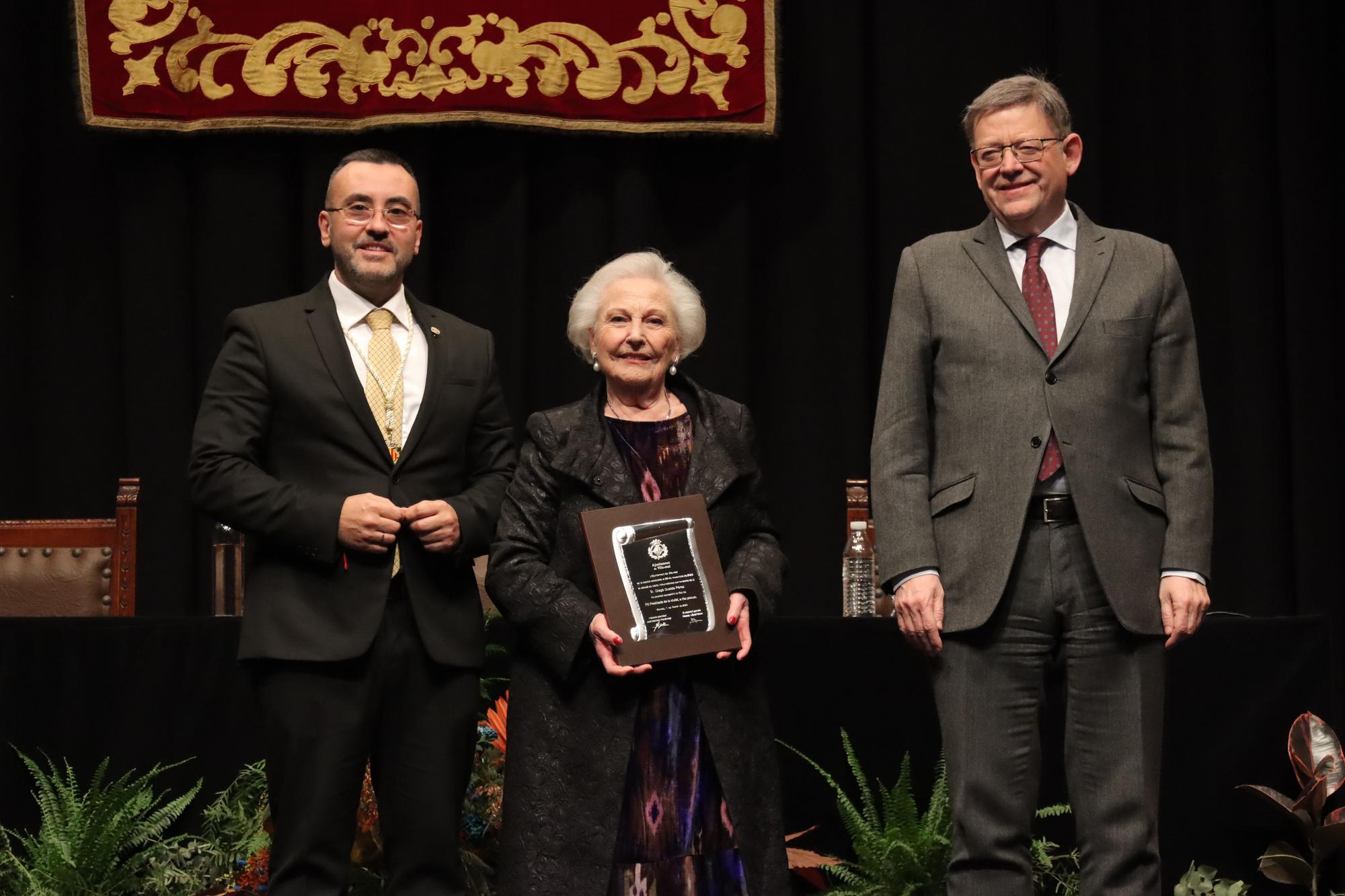 Las imágenes de la entrega de las medallas de oro de Vila-real a Porcelanosa, Carmelitas y 'Quique' y la distincion de Hijo Predilecto a Diego Dualde