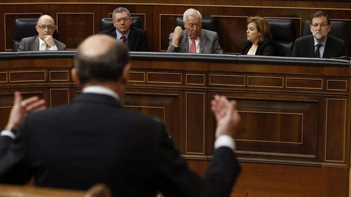 Rubalcaba (de espaldas) interviene en el Congreso, ante Montoro, Gallardón, García-Margallo, Sáenz de Santamaría y Rajoy.