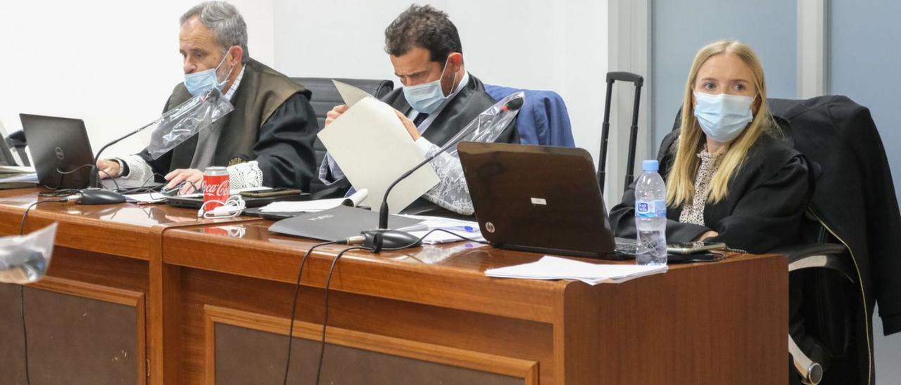 Los fiscales  Felipe Briones (i) y Pablo Romero (c) y la abogada de la acusación popular, Lourdes Perpiñá. | ÁXEL ÁLVAREZ