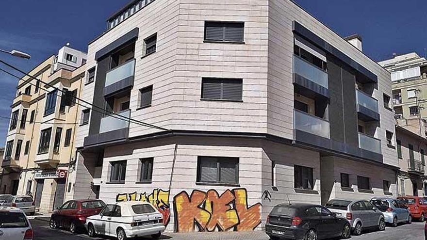 La pintada mÃ¡s reciente estÃ¡ en la calle ColubÃ­ en un edificio nuevo: &quot;El problema es de educaciÃ³n. Piensan que la ciudad es de ellos, y no de todos&quot;, dice una vecina.