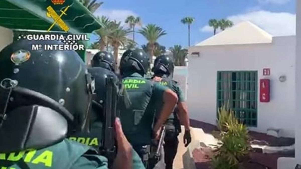 Guardias civiles antes de acceder a la casa de los acusados.