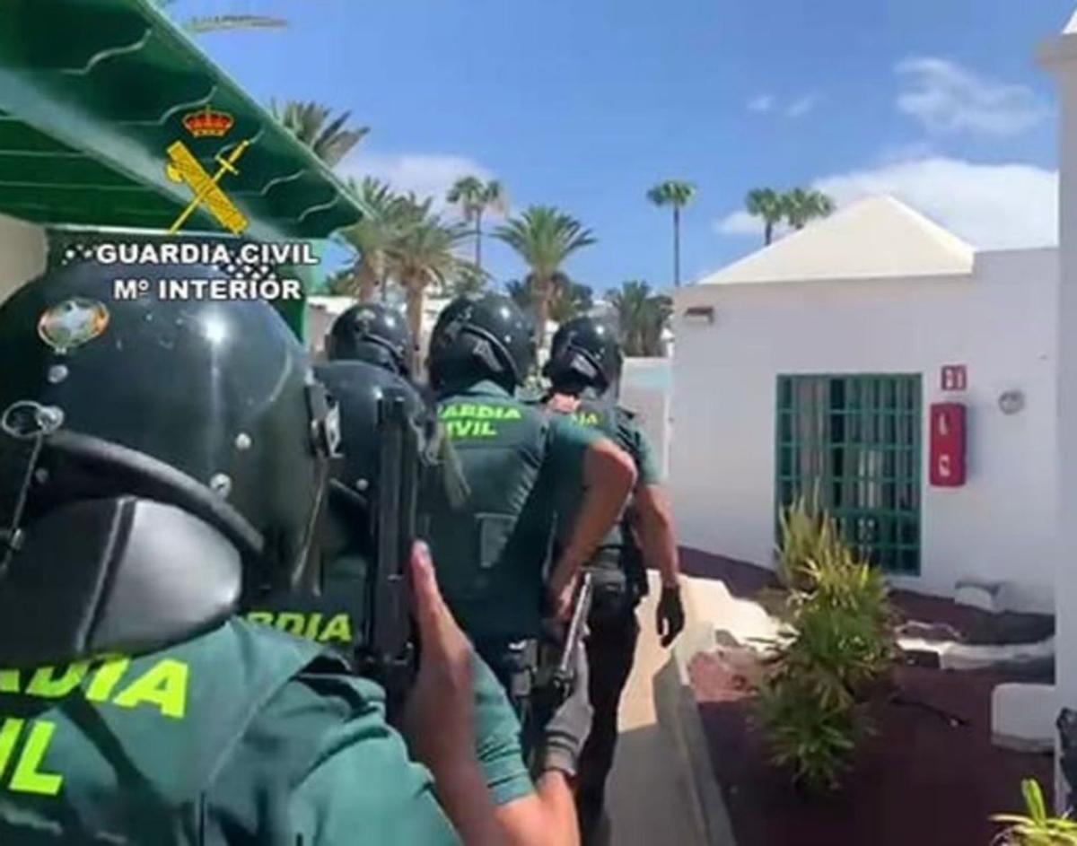 Guardias civiles antes de acceder a la casa de los acusados.