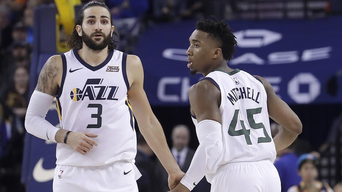 rpaniagua42673312 utah jazz guard donovan mitchell  45  is congratulated by gu180326102738