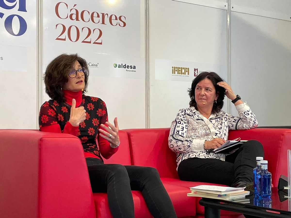 Ada Salas y Pilar Galán hablando de poesía.