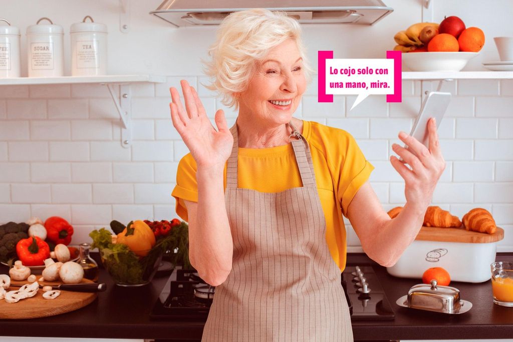 Una 'abuela' haciendo una videollamada... ¡Prueba superada!