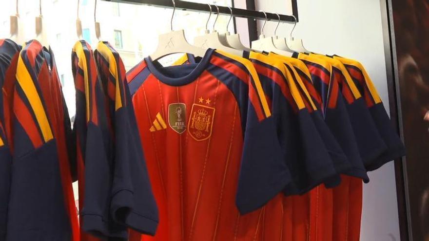 Colas para conseguir la camiseta de la selección con las dos estrellas