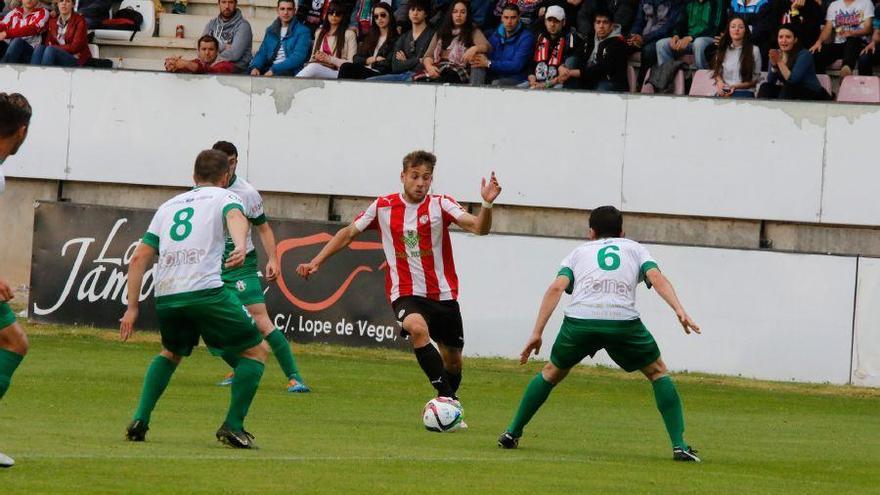 Rubén Moreno pugna con un rival.