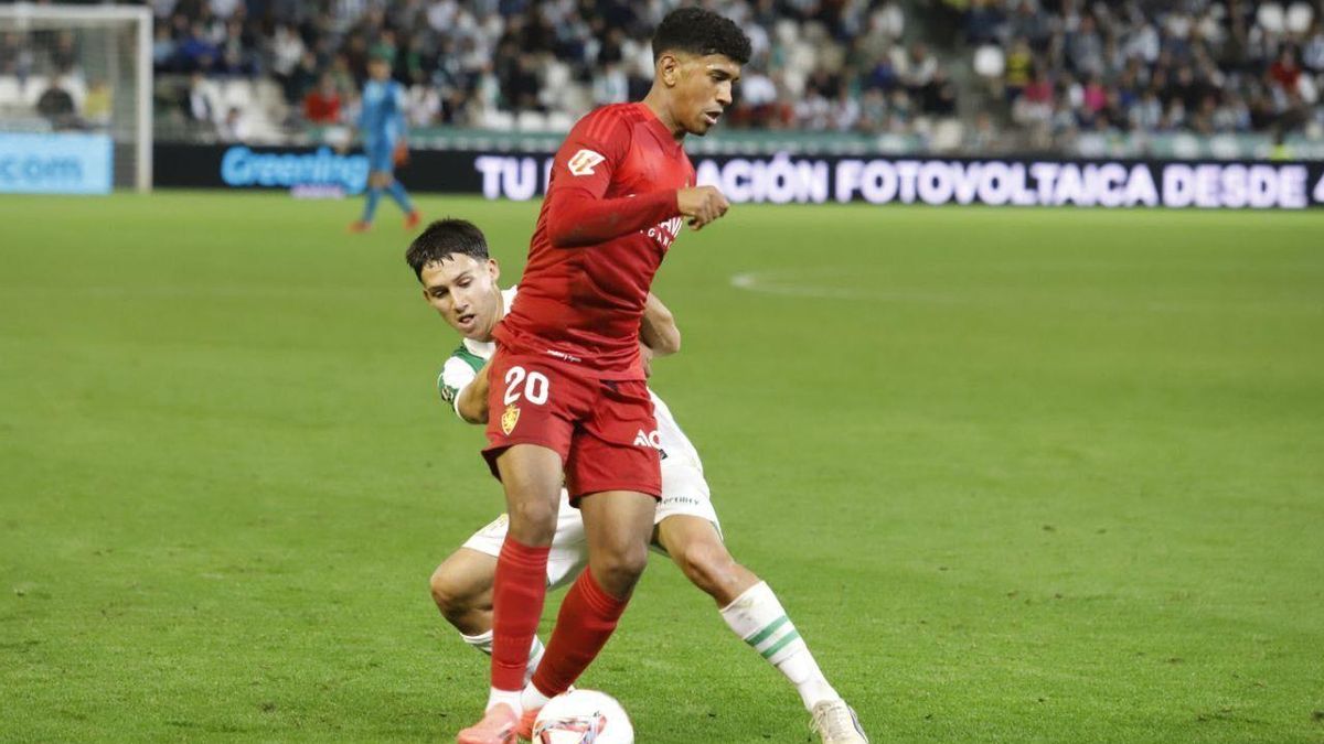 Adrián Vázquez pugna con Adu Ares durante el Córdoba CF-Zaragoza en El Arcángel.