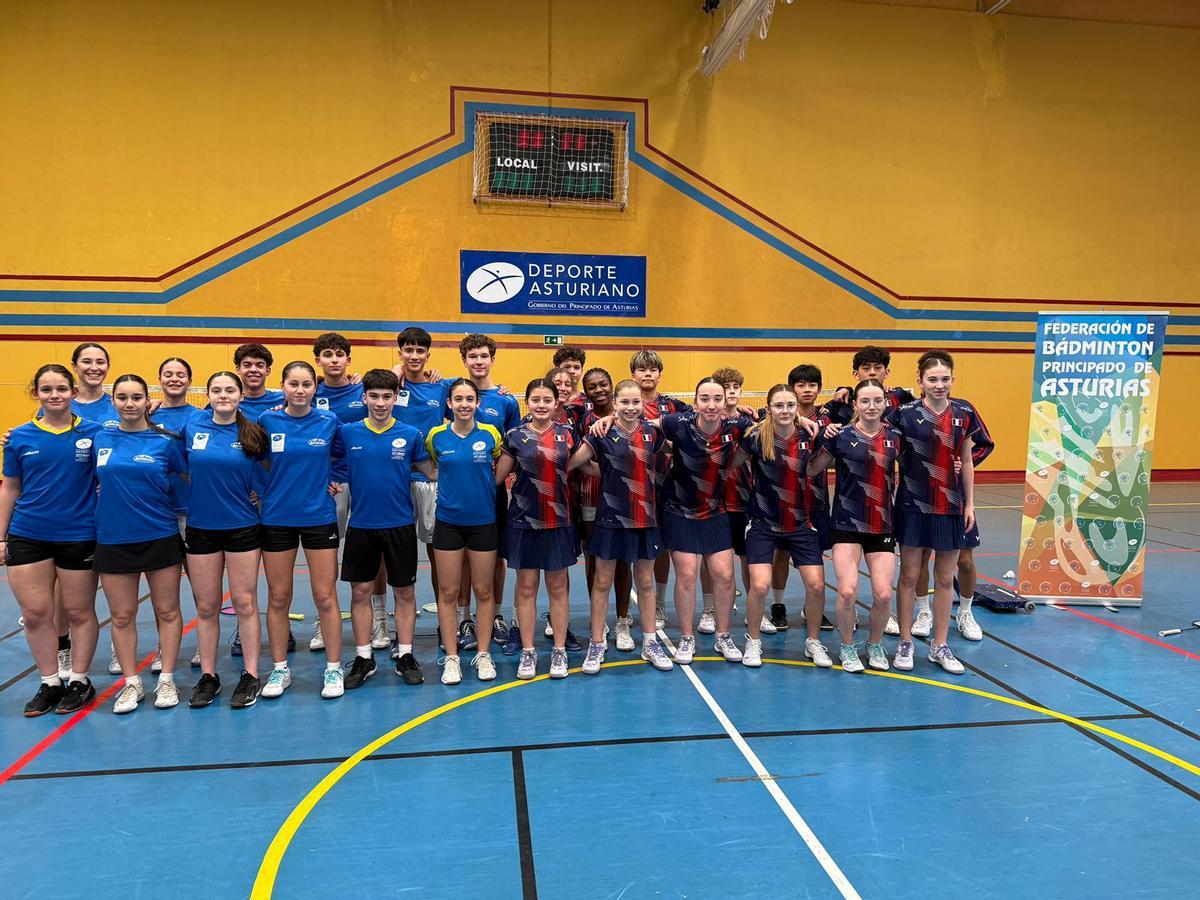 Los jugadores del Centro de Tecnificación de Asturias y de la selección de Francia posan en familia.