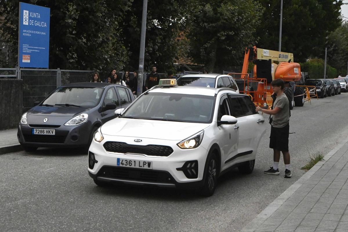 Uno de los alumnos llega en un taxi al instituto, ayer.
