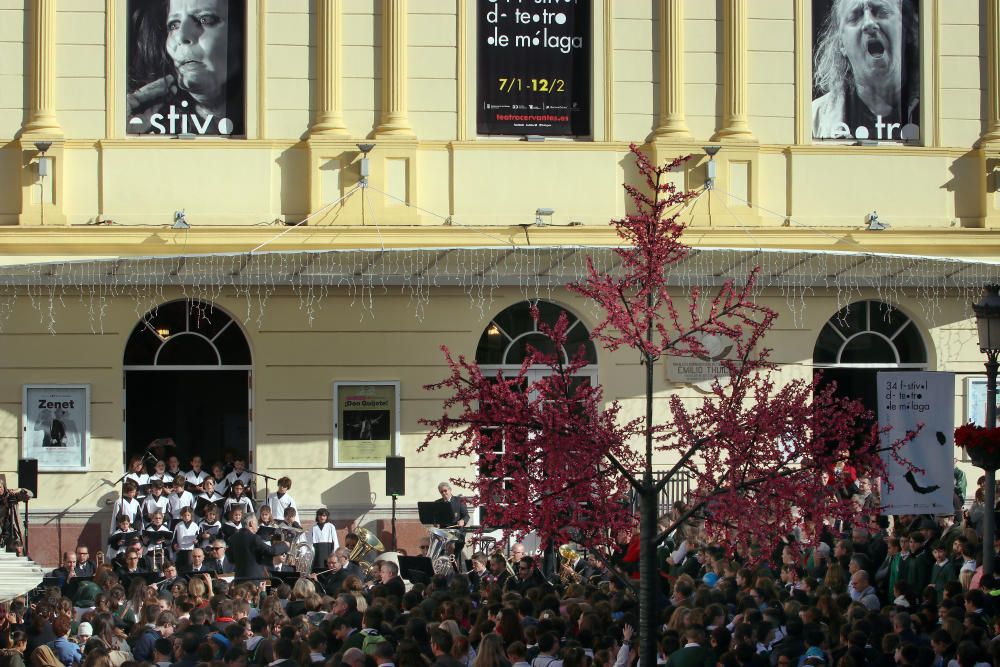 Mil niños de la Fundación Victoria, la Banda Municipal de Málaga y la Escolanía del Corpus Christi ofrecen un concierto navideño frente al teatro malagueño.