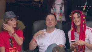 Penélope Cruz, Albert Cusell y Rosalía de izquierda a derecha ayer en el partido de España contra Austria en los Ángeles.