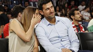 Djokovic, junto a su esposa, Jelena, en un reciente partido de basket.