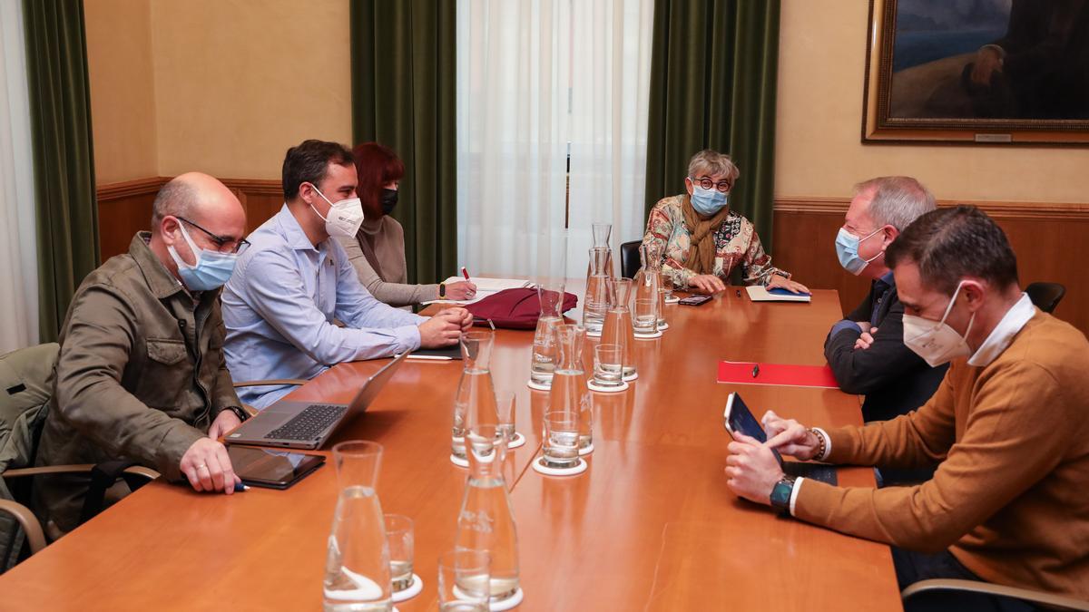 Por la izquierda, el director general de Urbanismo, Gonzalo Canga; los concejales de Obras Públicas y Urbanismo, Olmo Ron y Loli Patón; Ana González; Aurelio Martín y Rubén Pérez Carcedo, ayer, durante la reunión en la sala de juntas del Ayuntamiento.