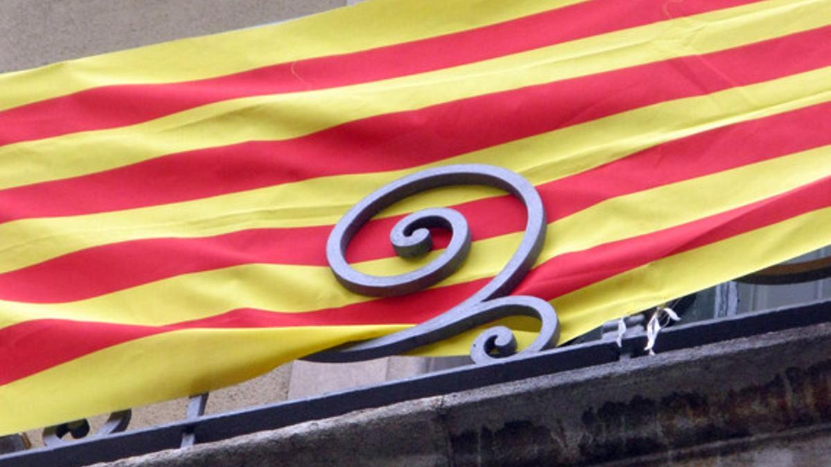 Una bandera catalana, en un balcón de Barcelona.