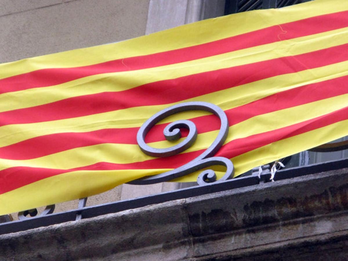 Una bandera catalana, en un balcó de Barcelona.