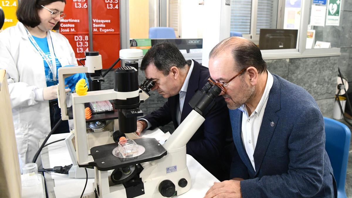 El conselleiro de Educación y el rector de la USC durante su visita al Ciqus.