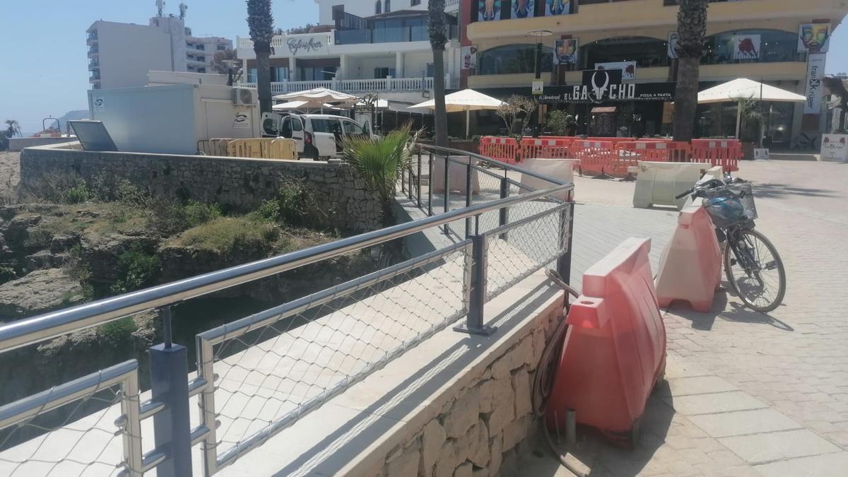 Aufreger: Der Gitterzaun an der Strandpromenade in Cala Ratjada.