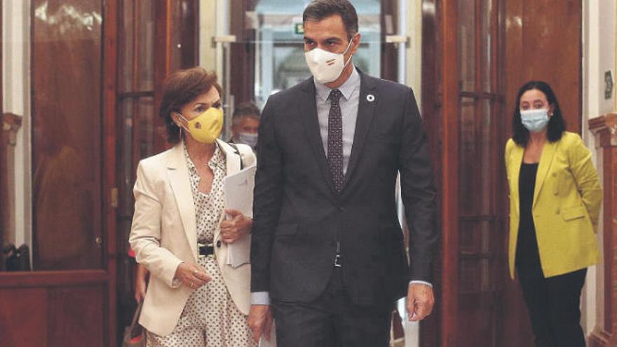 El presidente Pedro Sánchez y la vicepresidenta Carmen Calvo, ayer a su llegada al Congreso.