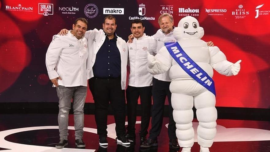 El chef Xosé Torres, del Pepe Vieira, abrazado al muñeco de Michellin, en la gala