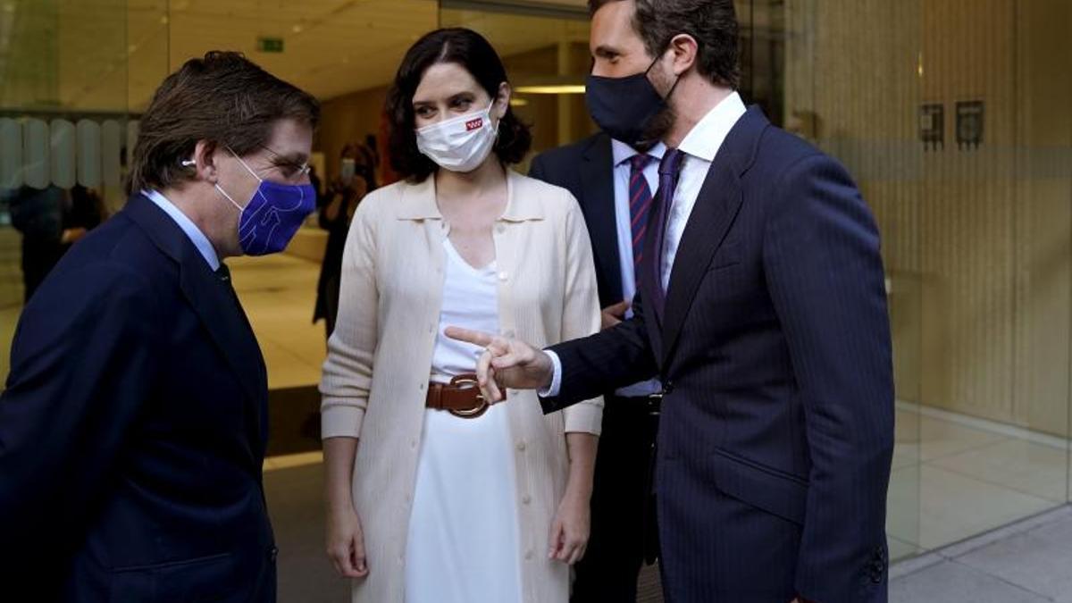 El líder del PP, Pablo Casado (d), con el alcalde de Madrid y portavoz nacional del partido, José Luis Martínez-Almeida, y la presidenta de la Comunidad, Isabel Díaz Ayuso, el pasado 1 de junio de 2021 en la capital.