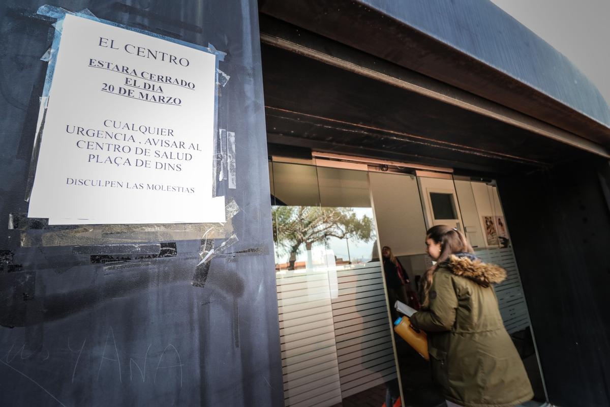 Los carteles en la puerta del consultorio auxiliar recomienda que en caso de cierre, pueden acudir al de Plaça de Dins.