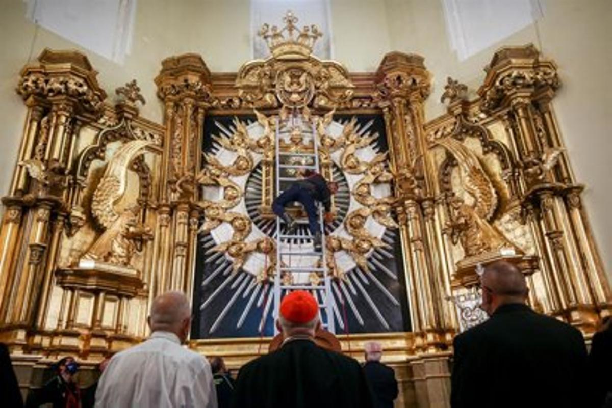 Como cada año, la bajada del cuadro de la Virgen a cargo del piquete del Cuerpo de Bomberos del Ayuntamiento de Madrid