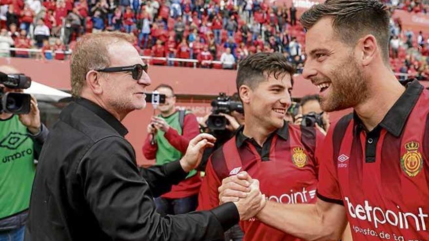 Robert Sarver felicita a Álex López el domingo, tras proclamarse el Mallorca campeón.