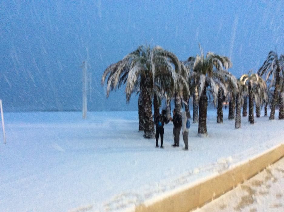 La gente disfruta de la nieve al nivel del mar en la Marina Alta.