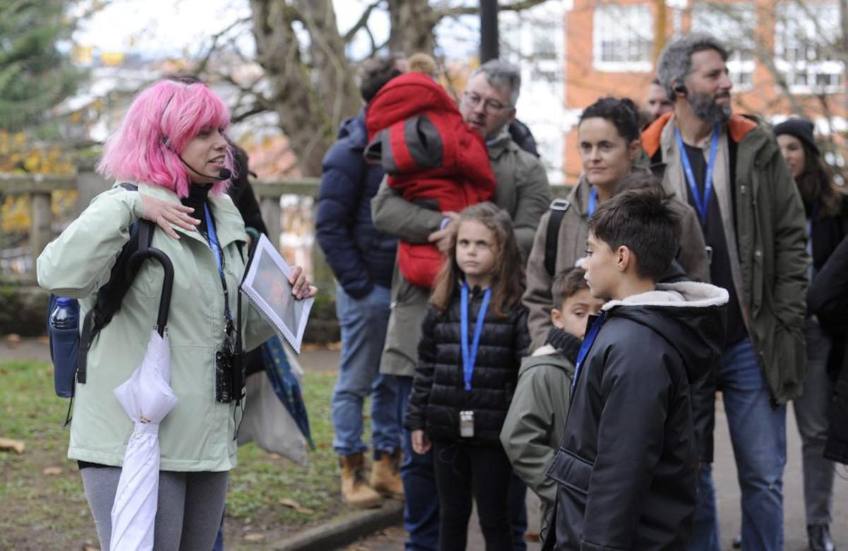 Una guía en el parque de Loriga. |  Bernabé/Javier Lalín