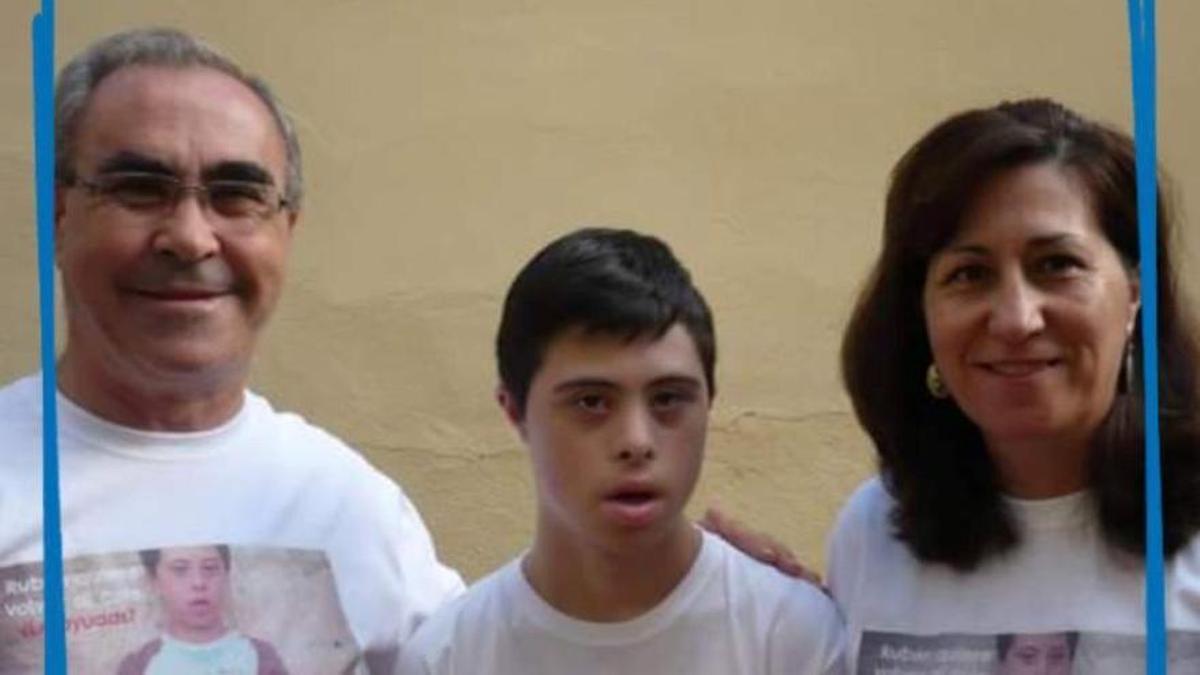 Rubén Calleja, con sus padres, Alejandro y Lucía.