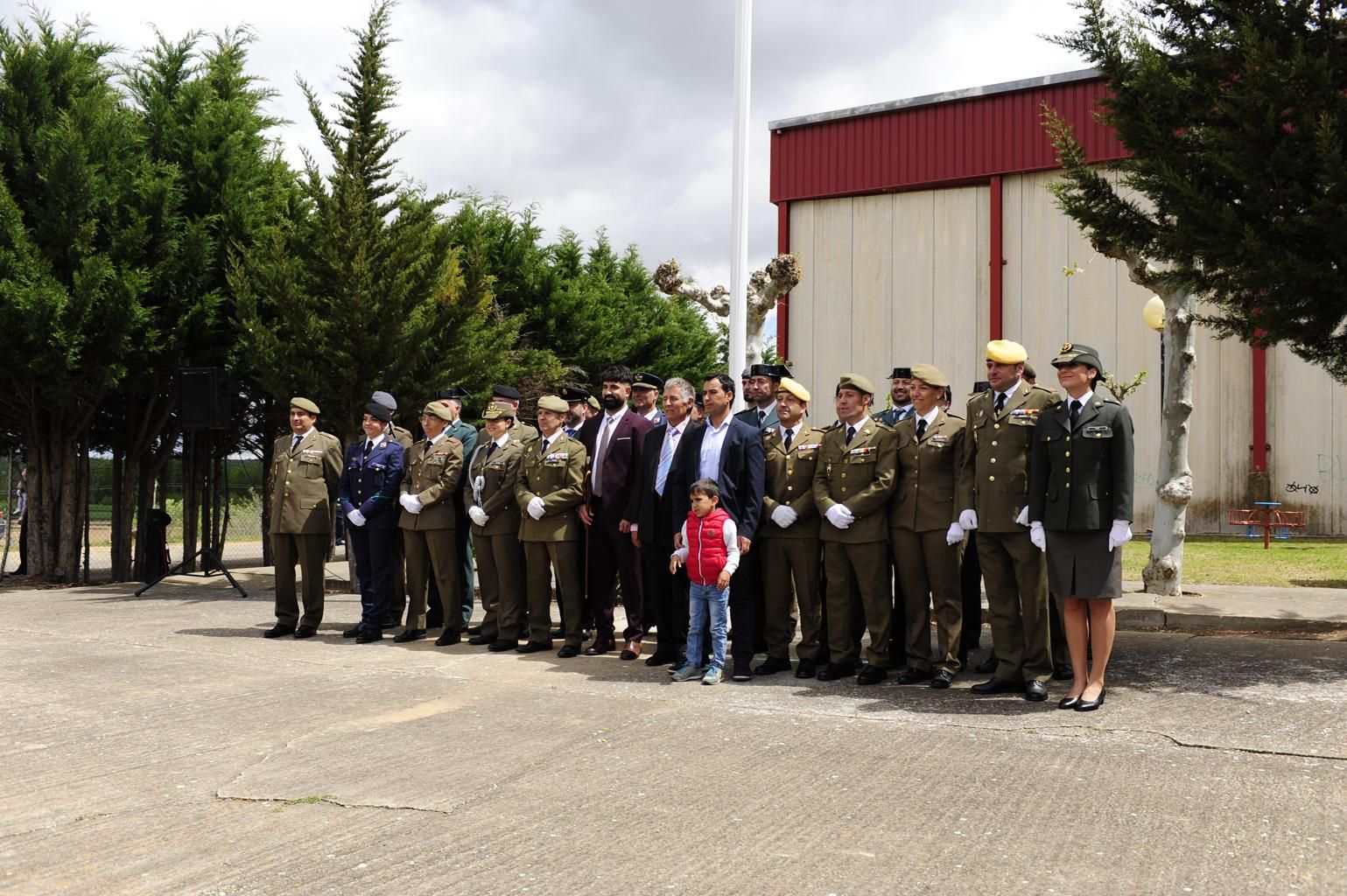 Izado de bandera en Burganes de Valverde
