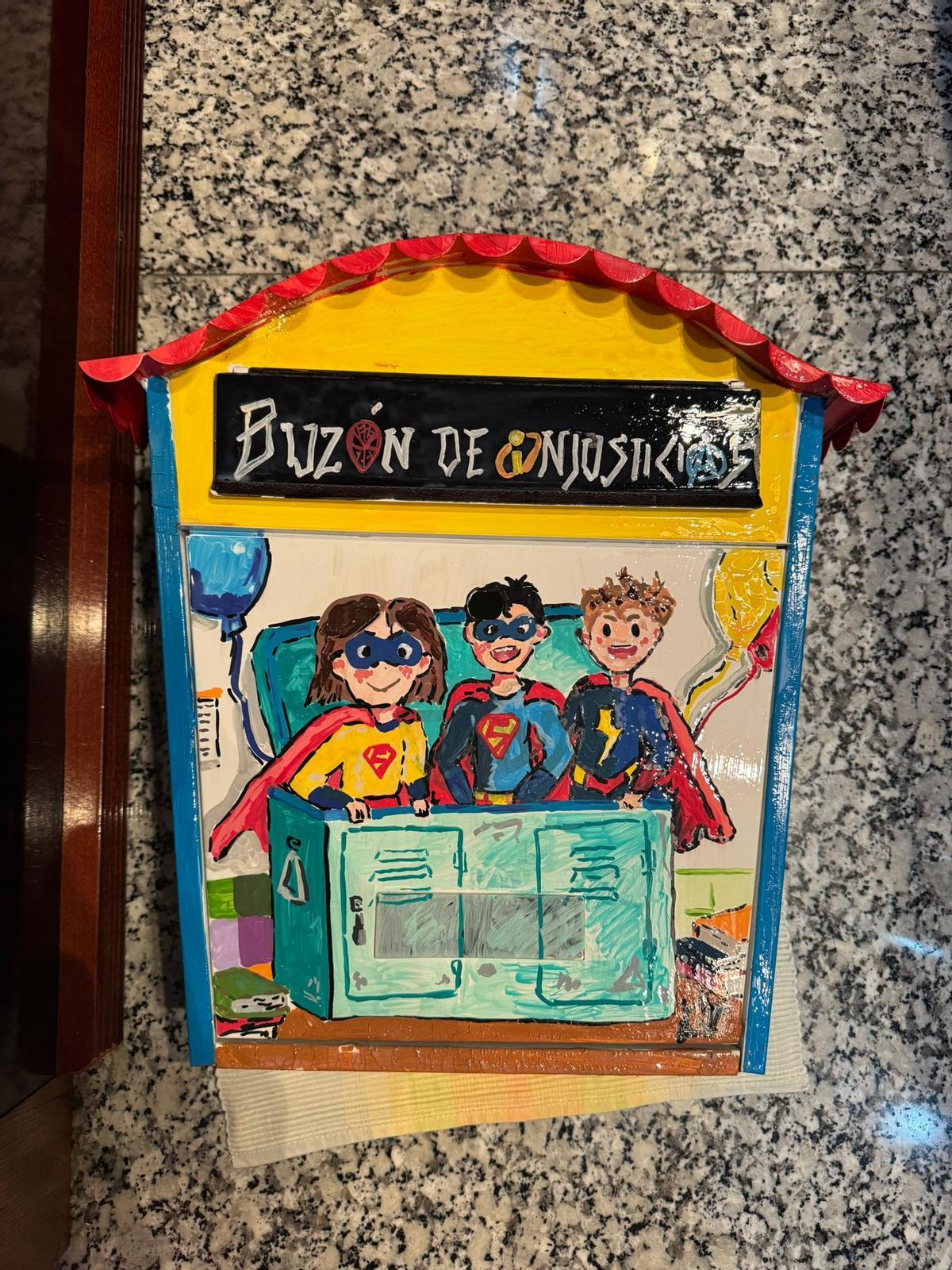 Detalle de la decoración del buzón.