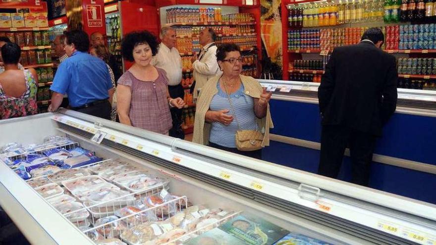 Gente haciendo la compra en un supermercado de Pontevedra. // Rafa Vázquez