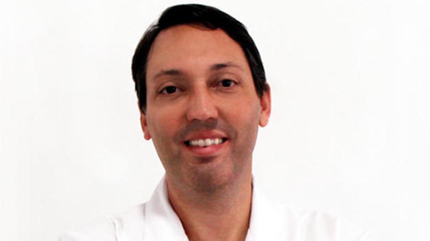 Dr. Javier Céspedes, cirujano plástico del Centro Dermatológico Estético de Alicante.